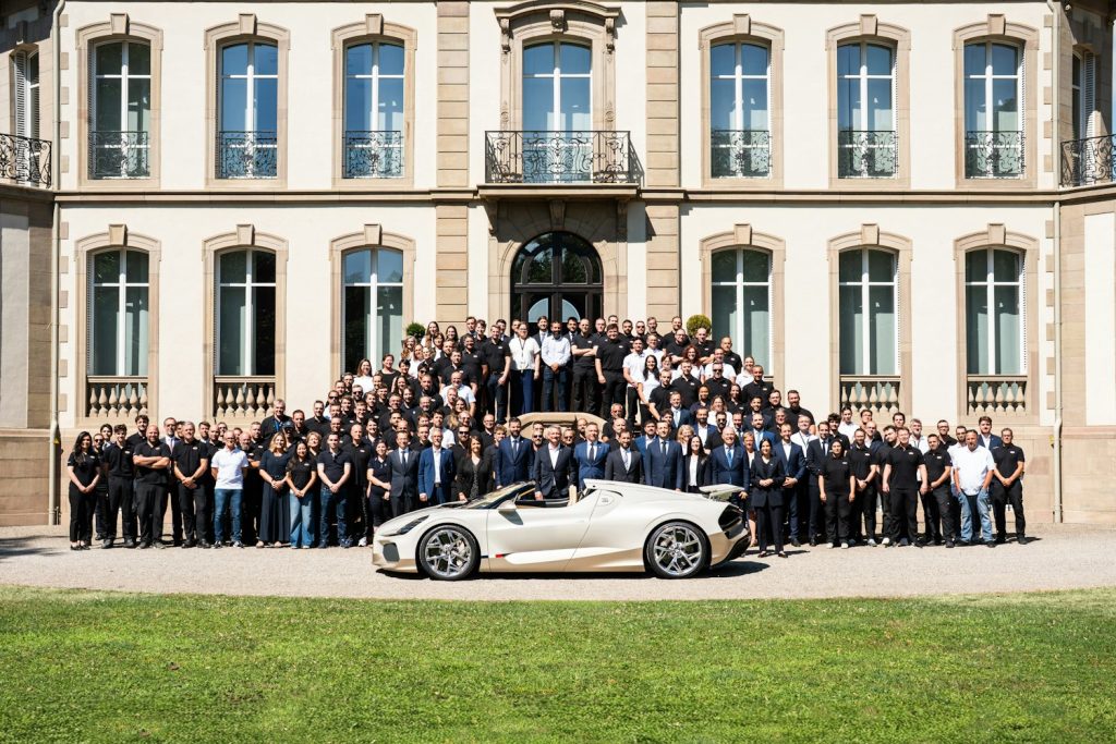 Les &eacute;quipes de l'Atelier Bugatti &agrave; Molsheim r&eacute;unies devant le ch&acirc;teau Saint Jean autour de la derni&egrave;re Bugatti W16 Mistral produite