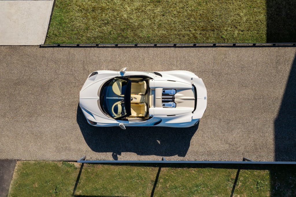 Bugatti W16 Mistral blanche vue de dessus, capote ouverte, gar&eacute;e sur la piste d'essai de Molsheim