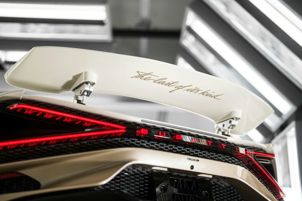 Aileron arri&egrave;re de la Bugatti W16 Mistral grav&eacute; de l'inscription 