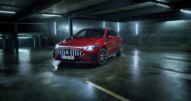 Mercedes-AMG CLA 45 4MATIC+ rouge, vue de trois quarts avant dans un parking souterrain