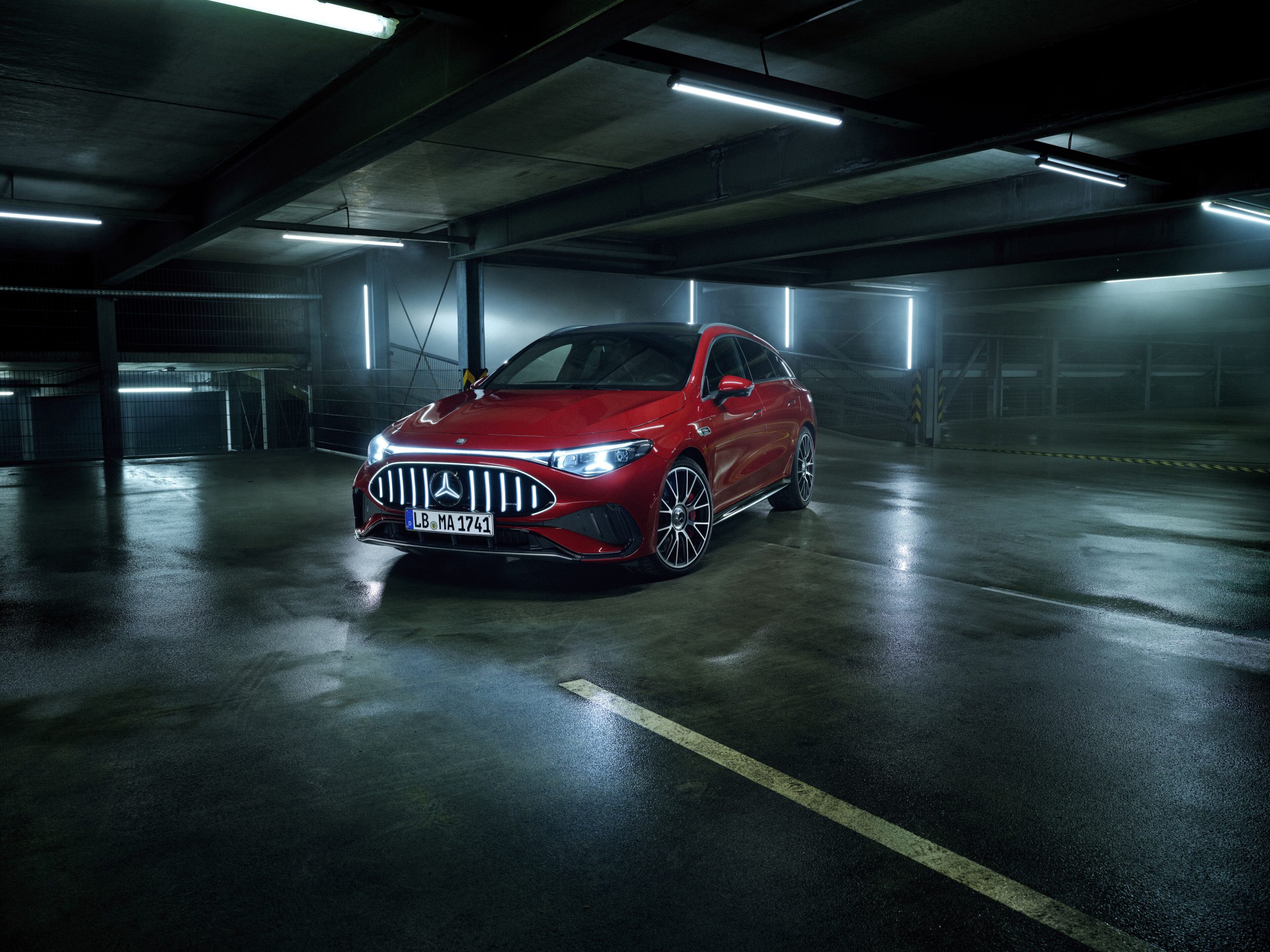 Mercedes-AMG CLA 45 4MATIC+ rouge, vue de trois quarts avant dans un parking souterrain