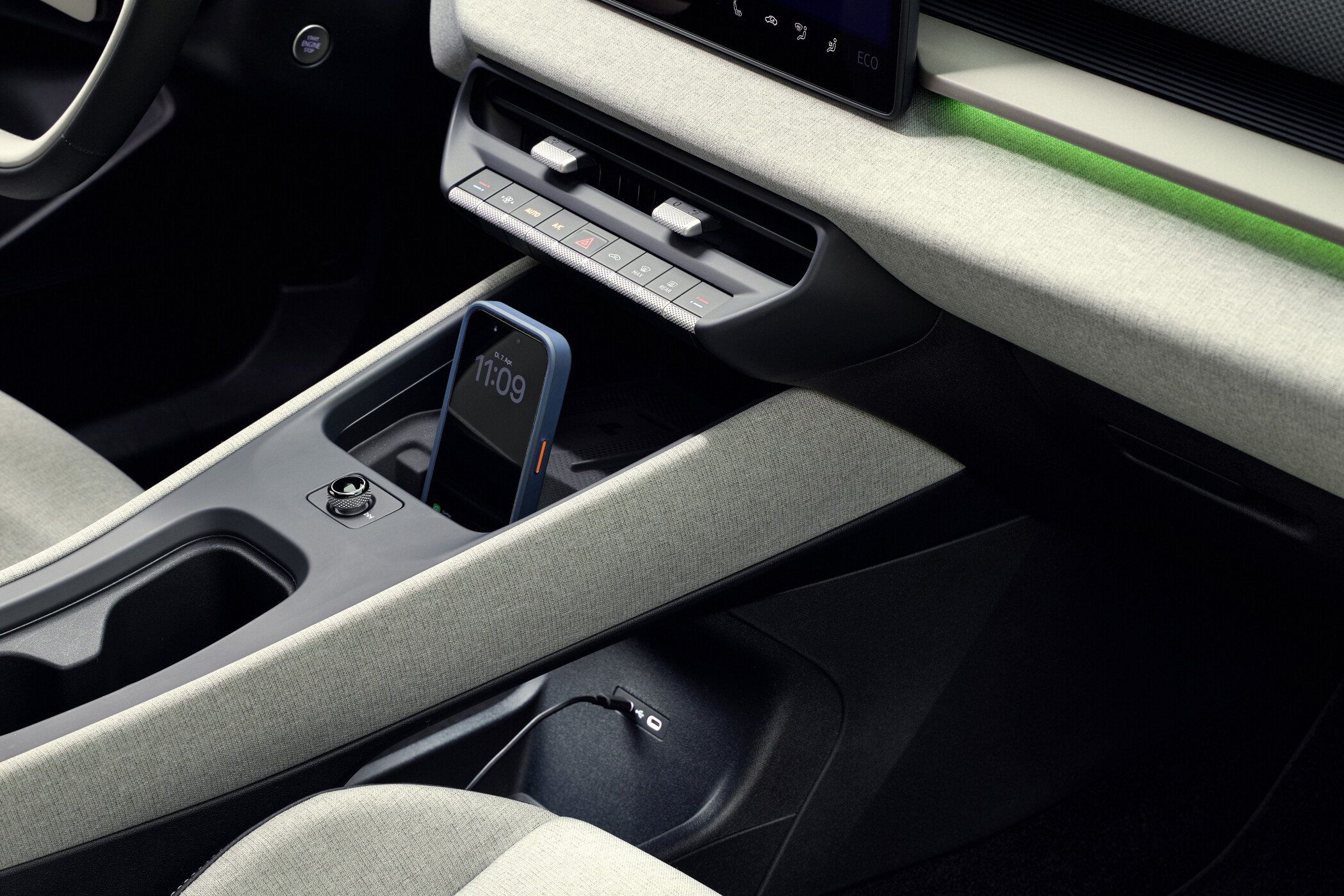 Volkswagen ID. Cross vert olive vue de trois quarts avant en studio, nouveau SUV &eacute;lectrique compact