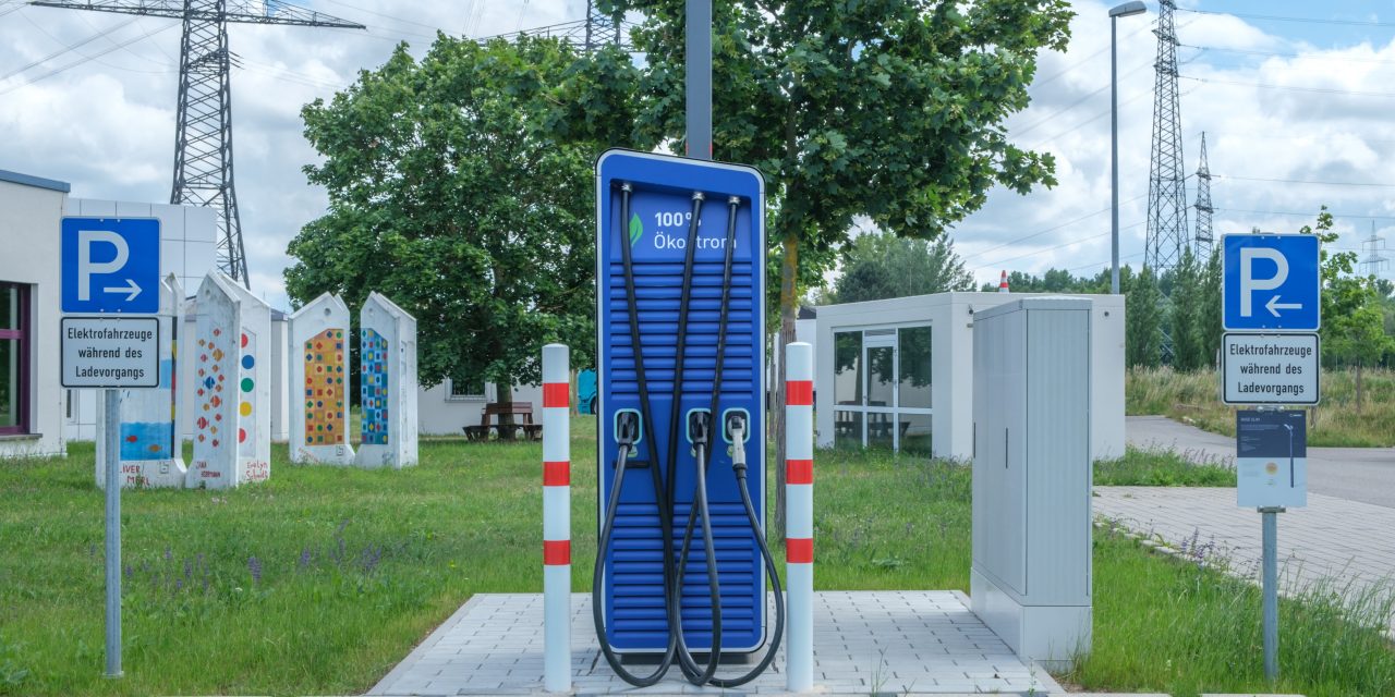 Borne de recharge publique au design &eacute;cologique pour voitures &eacute;lectriques