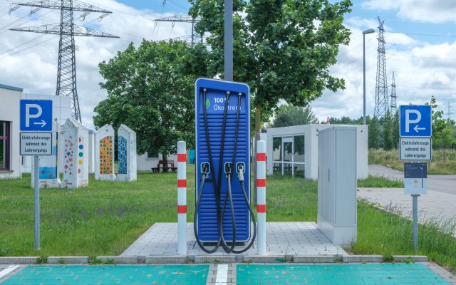 Borne de recharge publique au design &eacute;cologique pour voitures &eacute;lectriques