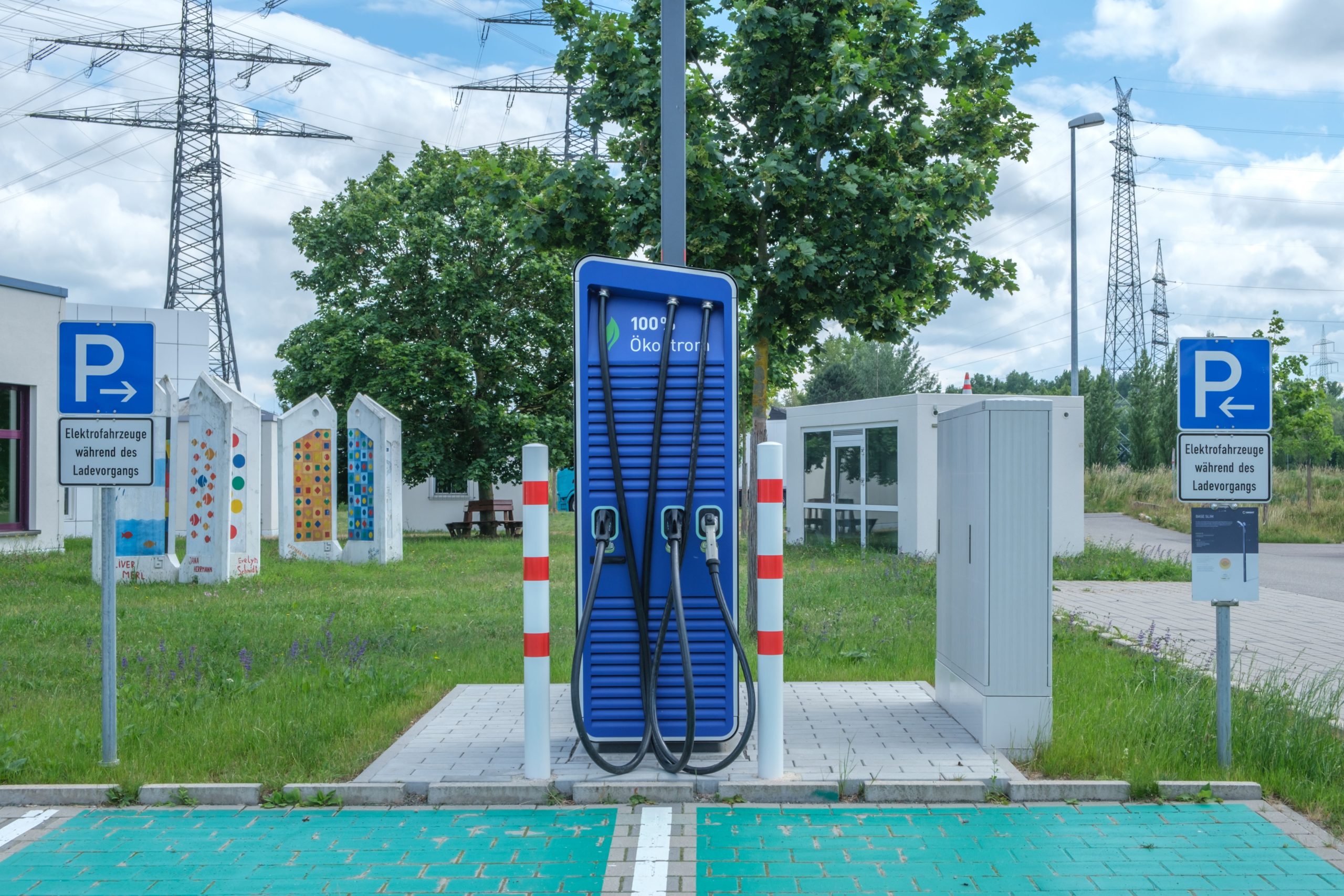 Borne de recharge publique au design &eacute;cologique pour voitures &eacute;lectriques