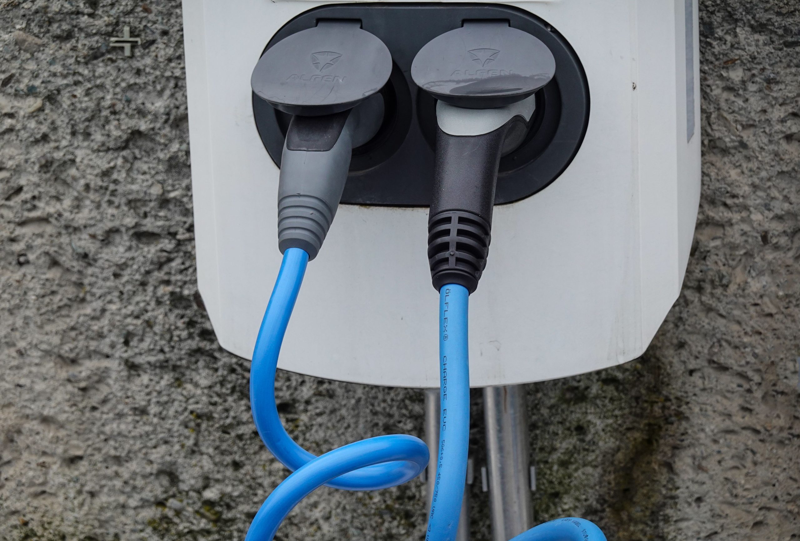 Bornes de recharge avec c&acirc;bles pour voitures &eacute;lectriques