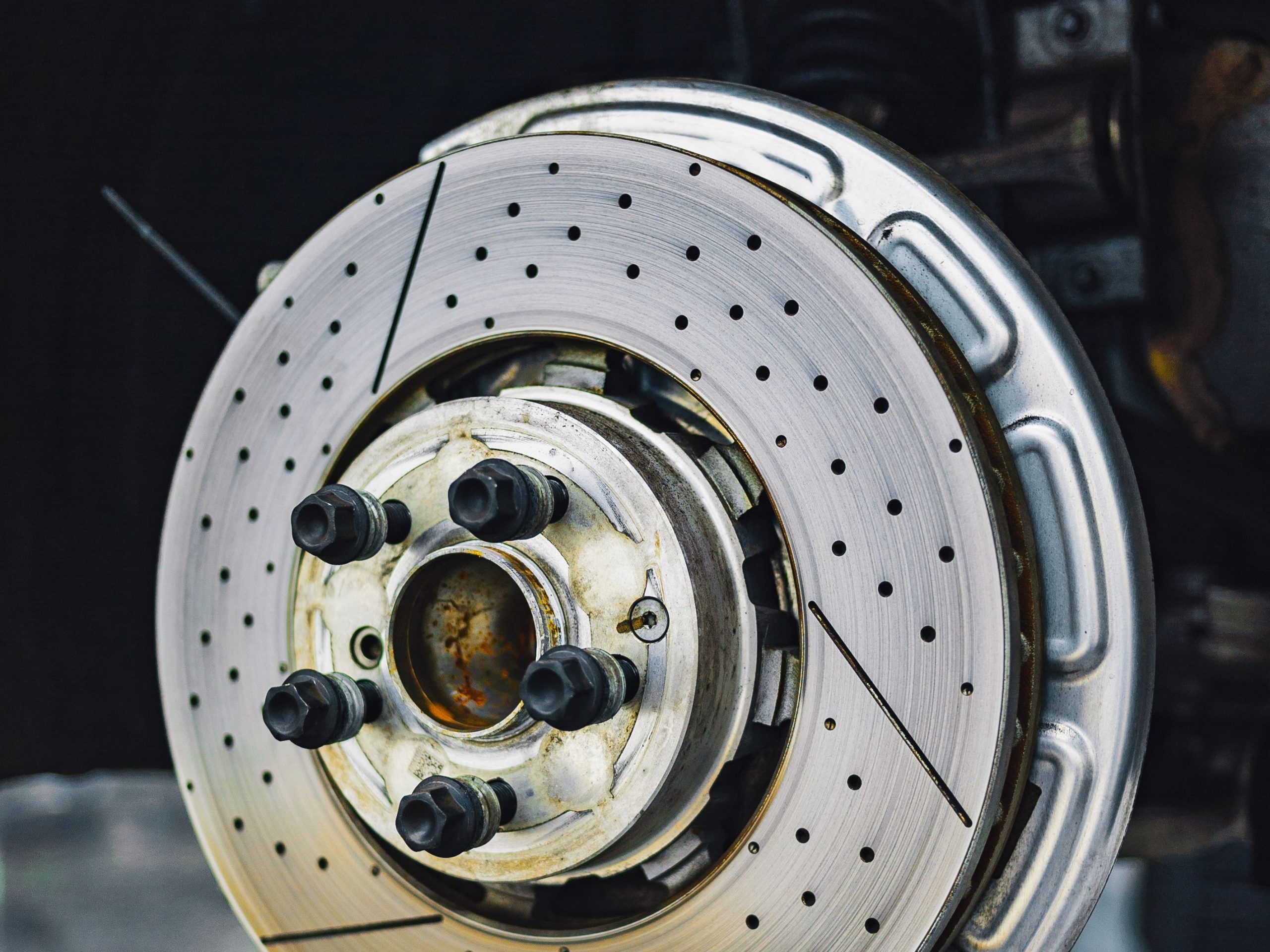Disque de frein automobile en acier pos&eacute; sur un fond neutre