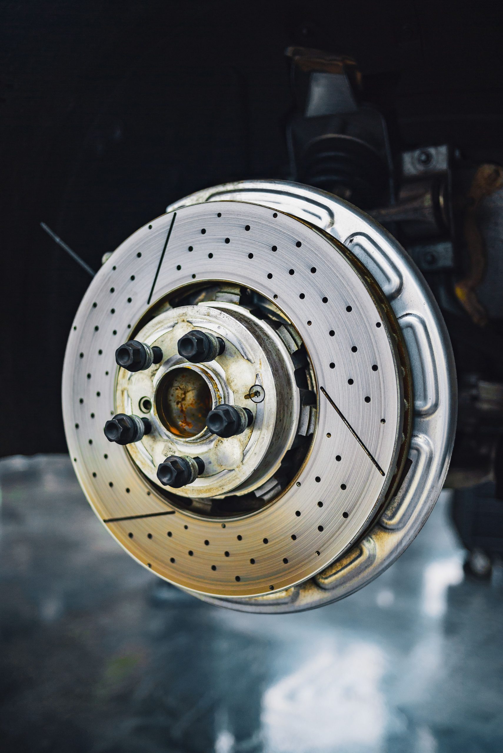 Disque de frein automobile en acier pos&eacute; sur un fond neutre