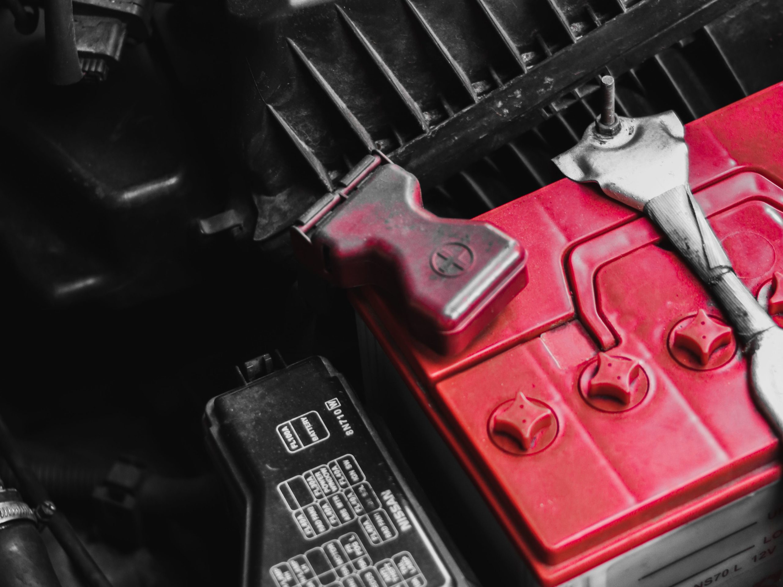 Batterie de voiture et cl&eacute; &agrave; molette pour l'entretien du compartiment moteur