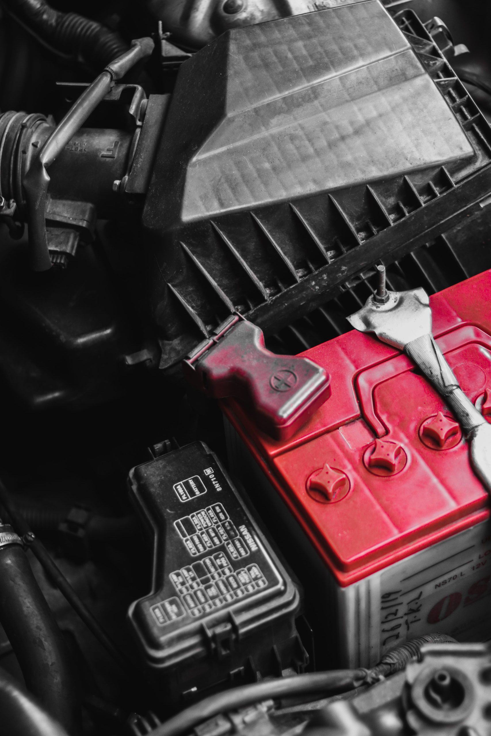 Batterie de voiture et cl&eacute; &agrave; molette pour l'entretien du compartiment moteur