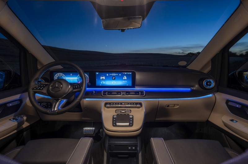 Le nouveau Marco Polo 2026 de Mercedes-Benz, toit relevable d&eacute;ploy&eacute; au campement