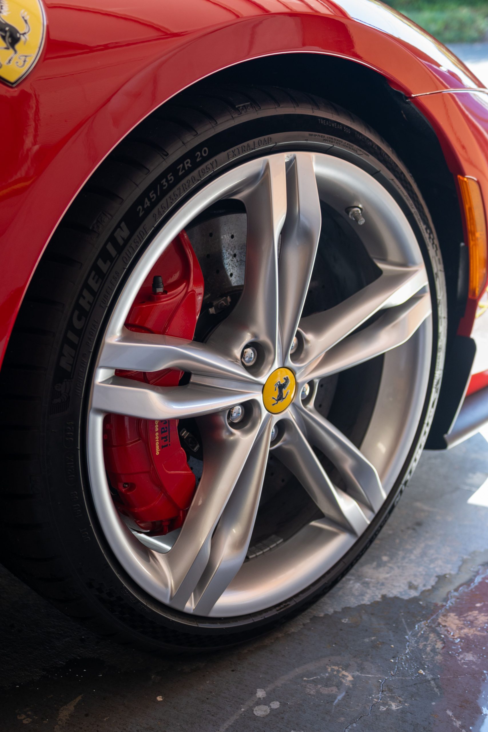 Roue de voiture sportive avec un &eacute;trier de frein rouge visible