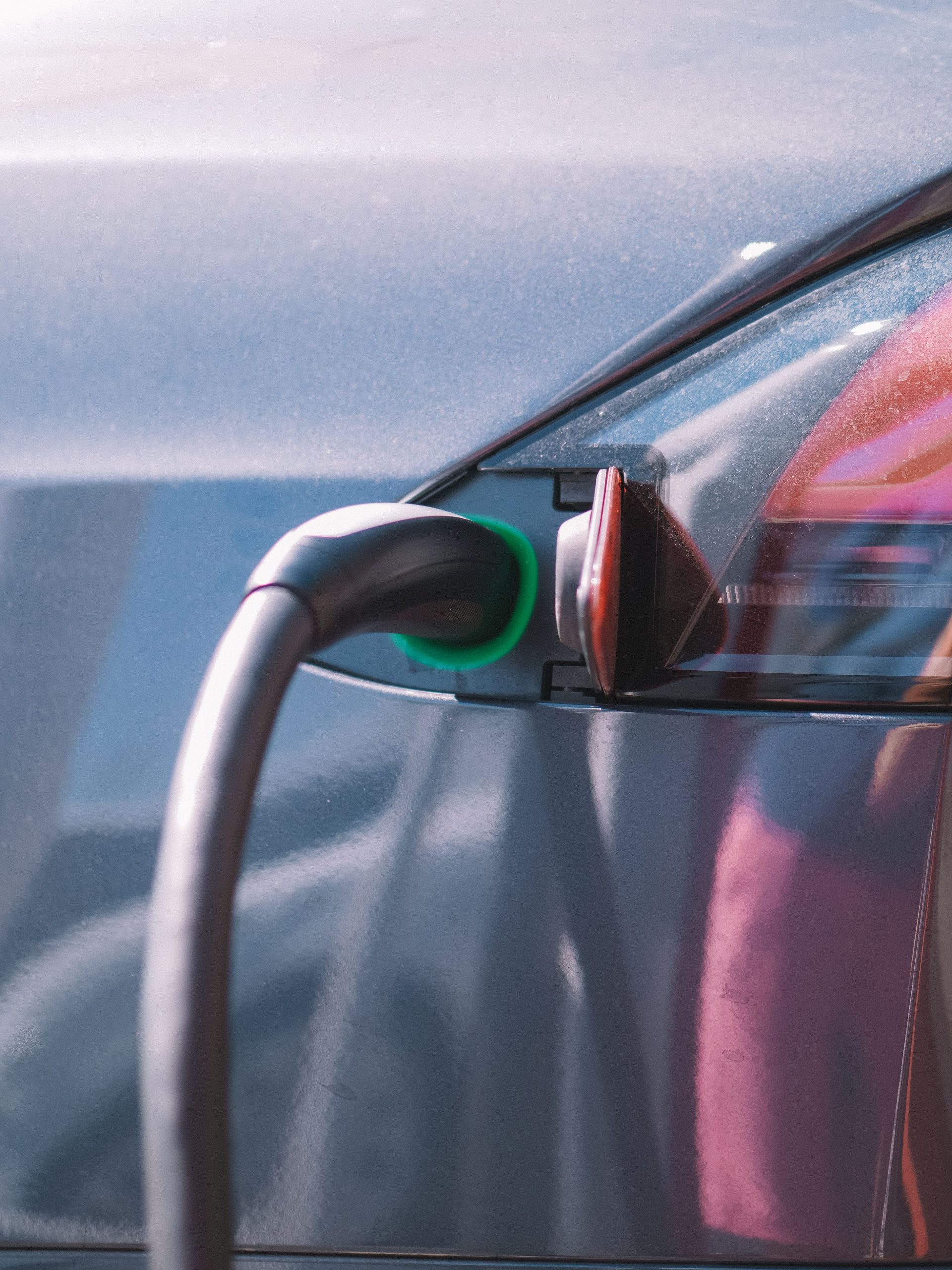 Voiture &eacute;lectrique branch&eacute;e &agrave; une station de recharge moderne