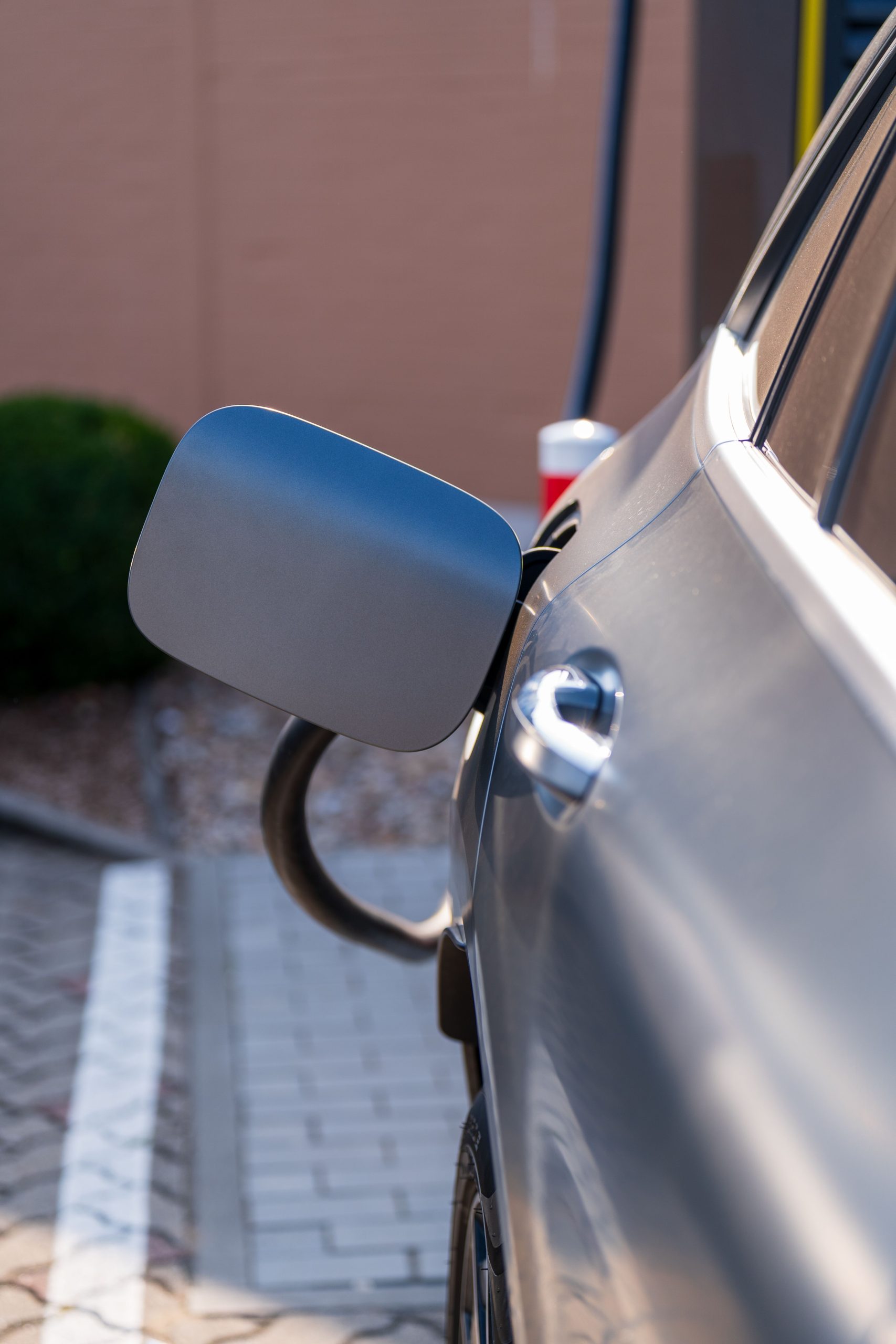 Gros plan d'une voiture &eacute;lectrique en cours de recharge &agrave; une borne