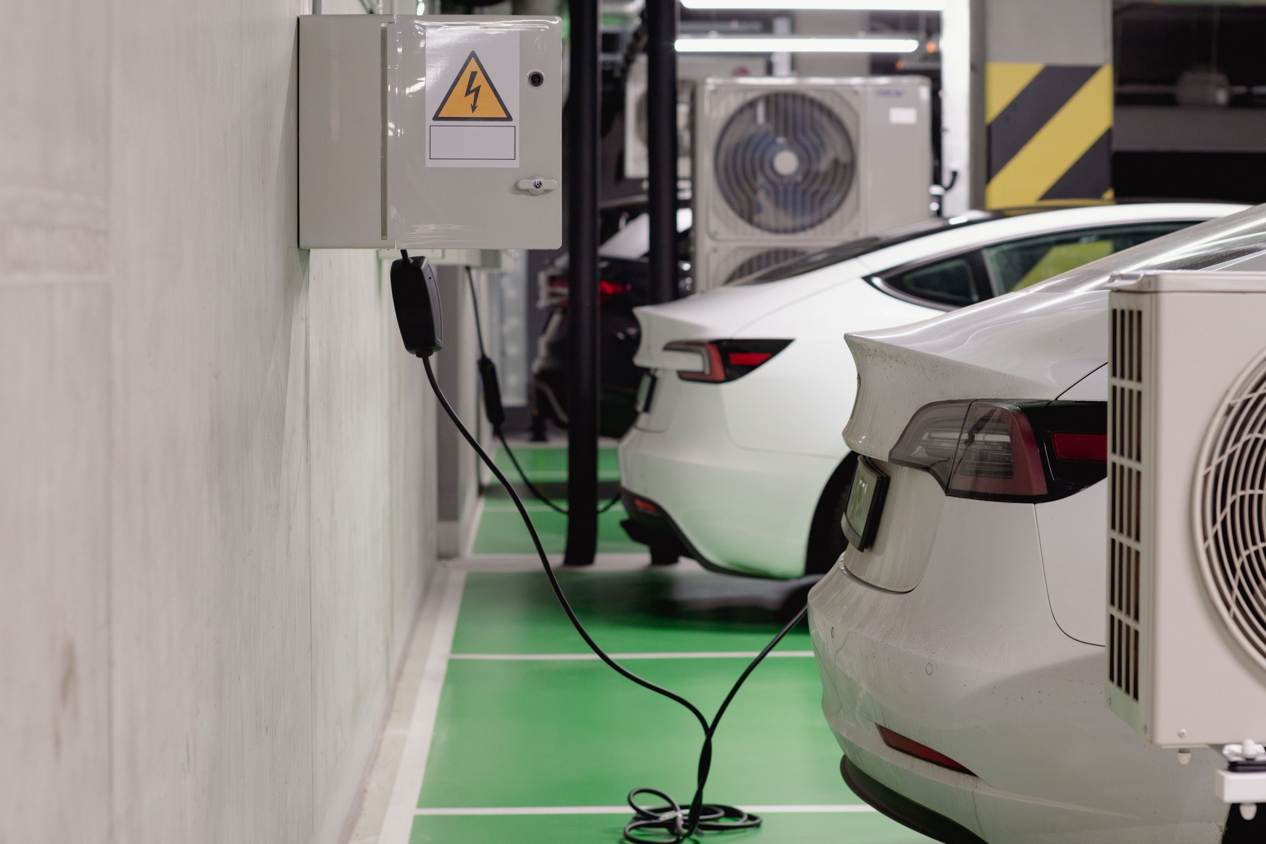 Voitures &eacute;lectriques en charge dans un parking souterrain moderne